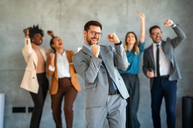 Coşkulu iş ekibi ofiste şirket zaferini kutluyor, çok mutlu profesyoneller grubu şirket zaferine seviniyor, takım çalışması başarısı zafer konseptini kazanıyor.