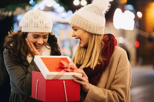 Glada Unga Kvinnor Vänner Utbyta Julklapp Lycka Människor Vän Shopping — Stockfoto