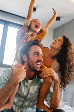 Mutlu genç aile evde birlikte eğleniyor. İnsanlar seviyor, mutluluk kavramı.