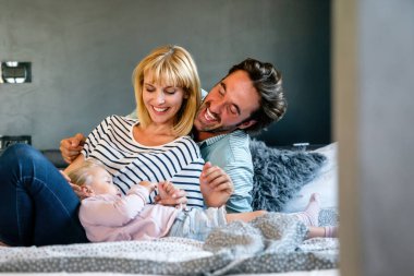 Mutlu genç aile evde birlikte eğleniyor. İnsanlar seviyor, mutluluk kavramı.