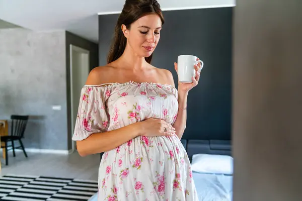 Mooie Gelukkige Jonge Zwangere Vrouw Die Thuis Lacht Koffie Thee — Stockfoto