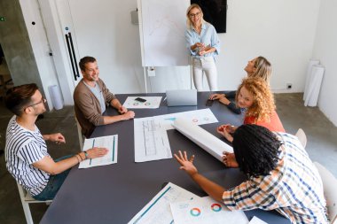 Girişimciler mimarlar iş adamları konferansı modern toplantı odasında