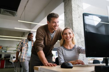 IT şirketinde çalışan programcılar uygulama geliştiriyorlar. İş insanları teknoloji kavramı