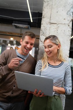 IT şirketinde işbirliği yapan programcılar uygulama geliştiriyor. Halkın iş yeri ofis çeşitliliği kavramı