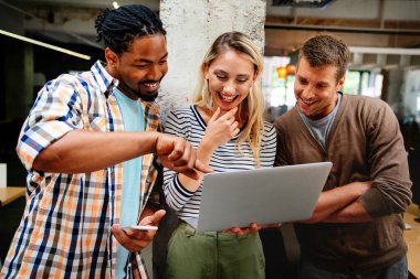 İş çözümleri, teknoloji, başarı ve strateji kavramı. İş arkadaşları ofiste çalışıyor ve beyin fırtınası yapıyorlar.