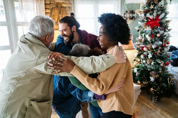 Glückliche Multiethnische Mehrgenerationenfamilie Die Die Weihnachtszeit Zusammen Genießt Menschen Urlaub — Stockfoto