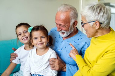 Mutlu şirin çocuklar büyükbabalarıyla birlikte eğleniyor ve birbirlerini seviyorlar. Aile cep telefonu eğlence konsepti