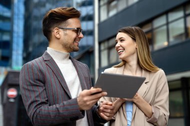 Başarılı bir grup genç tasarımcı, şehirde çalışan iş adamları.