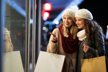 Şehirde birlikte Noel alışverişi yapan mutlu kadınların portresi. Noel insanları alışveriş konsepti