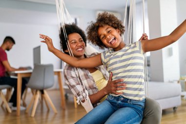 Birliktelik aile kavramı. Mutlu Afro-Amerikan anne ve kızı evde birlikte eğleniyor.