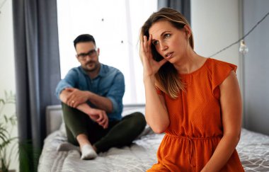 Hayal kırıklığına uğramış genç bir çift tartışıyor ve evlilik sorunları yaşıyor. Aşkta hayal kırıklığına uğradım. Boşanma kavramı.