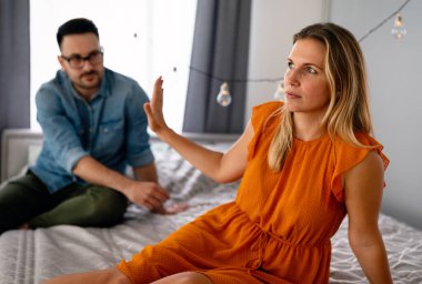 Üzgün çift, ilişkilerinde sorunlar olduğunu düşünüyor. Kanepede oturuyor, evliliklerinde anlaşmazlıklar var. Kavga üstüne kavgalar, ayrılma kararları.