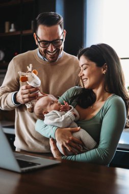 Aile, evlat edinme, bebek, ebeveynlik ve insan konsepti. Mutlu anne, yeni doğmuş bebeği olan baba.