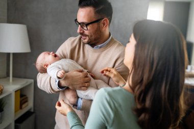 Aile, ebeveynlik ve insanlar konsepti seviyor. Mutlu bir anne, yeni doğmuş bebeği olan bir baba.