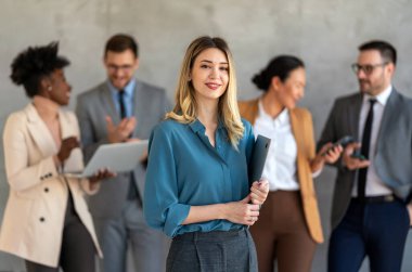 Modern kurumsal ofiste hedeflerine ulaşan çok ırklı girişimciler ve iş adamlarından oluşan başarılı bir grup