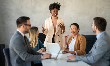 Şirket ofisindeki takım çalışması toplantısında birlikte çalışan çok ırklı başarılı iş adamları grubu..