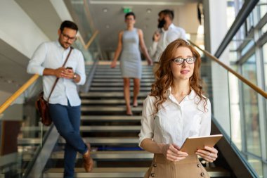 İşten serbest zaman sahip cazip iş adamları portresi
