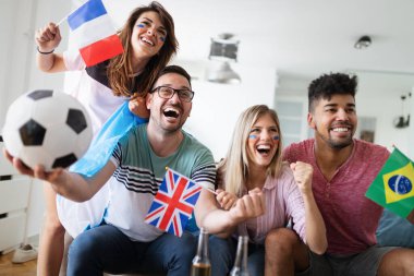 Futbol arkadaşlarının heyecanlı ve mutlu taraftarları evde maç kazanmayı kutluyorlar.