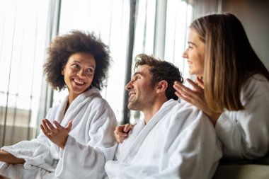 Bedava ilişki konsepti, eş değiştirme kulüpleri. Mutlu insanlar spa otelinde hafta sonunun keyfini çıkarıyorlar. Poliyamory konsepti