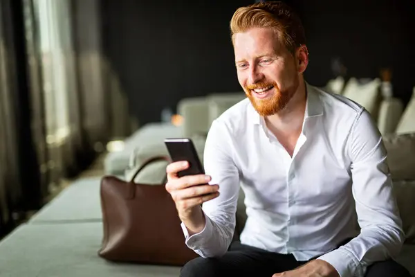 Retrato Hombre Negocios Feliz Éxito Hablando Por Teléfono Móvil Mientras —  Fotos de Stock