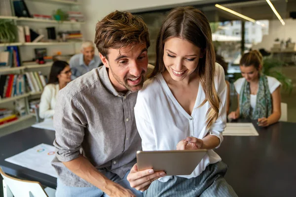 Bir grup başarılı çok ırklı iş adamı konferansta ve modern ofiste birlikte çalışıyorlar.
