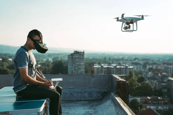 Ember Drónnal Repül Városban Szabadban — Stock Fotó
