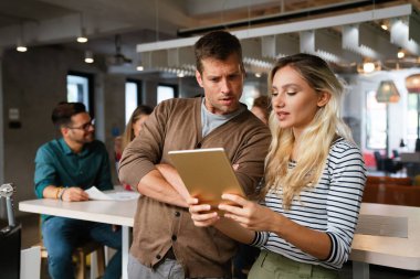 Girişimci genç iş ekibi modern parlak ofis içinde buluşacak ve birlikte çalışacaklar.