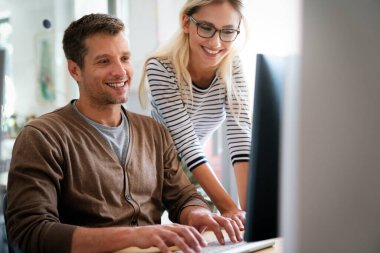 Proje ve programlama üzerine çalışan yazılım mühendisleri. Probleme bir çözüm bulmak için ekip olarak çalışmaya başlayın. Bilgisayarda çalışan programcı ve iş arkadaşı beklemede..