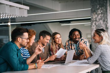 Girişimciler mimarlar iş adamları konferansı modern toplantı odasında