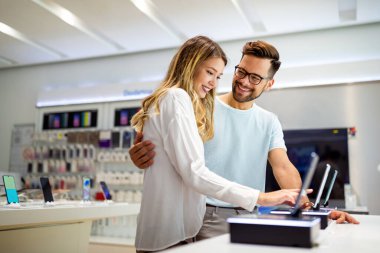 Yeni bir dijital cihaz alıyorum. Mutlu çift mağazadan akıllı telefon alıyor. Teknoloji sosyal medya insanları kavramı.