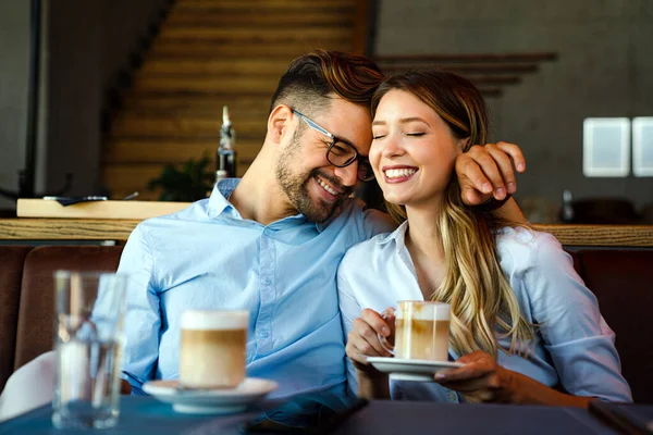 爱浪漫的年轻夫妇在咖啡馆里喝咖啡 谈恋爱 — 图库照片