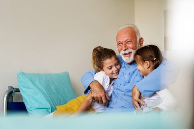 Mutlu büyükbaba ve torunları birlikte eğleniyor ve gülüyorlar. Aile, destek, eğlence konsepti