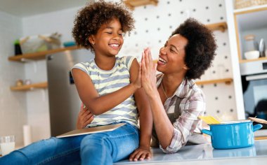 Mutlu Afro-Amerikan bekar annesi uzak eğitim alan bir çocuğa yardım ediyor. Çocuk yuvası internet konseptini çalış