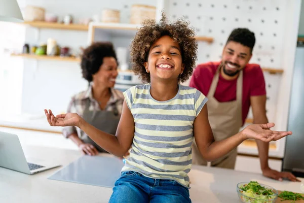Felices Padres Afroamericanos Niños Que Divierten Preparando Comida Saludable Cocina — Foto de Stock