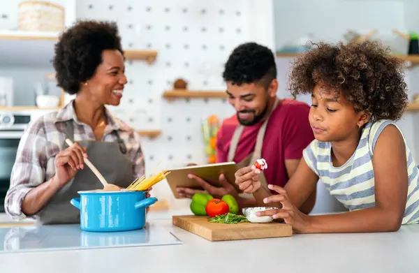 Feliz Afroamericana Sonriente Familia Preparando Comida Saludable Cocina Divirtiéndose Juntos — Foto de Stock
