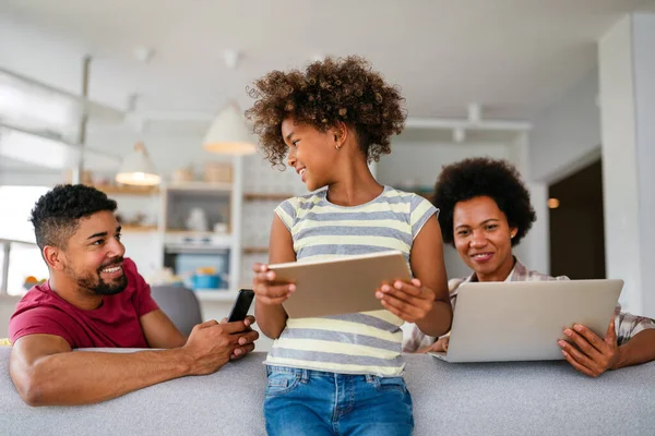 Obsesionado Con Los Dispositivos Tecnológicos Feliz Afroamericano Joven Familia Usando — Foto de Stock