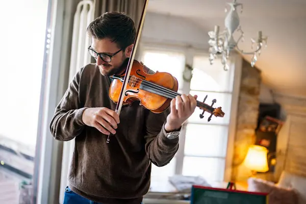 Jovem Caucasiano Bonito Tocando Violino Casa Hobby Conceito Felicidade Tempo — Fotografia de Stock