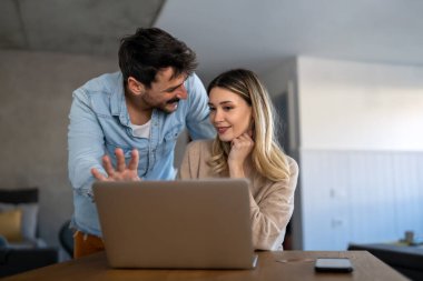 Ofiste dizüstü bilgisayarla çalışırken projeyi tartışan çok ırklı meslektaşlar, takım çalışması kavramı.