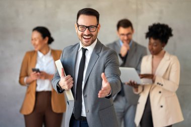 Dijital cihazları olan başarılı çok ırklı iş adamlarının portresi. Başlangıçta çeşitli iş adamları bir arada duruyorlar.