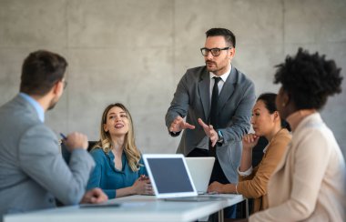 BT 'nin resmi şirket kurma toplantısı. Takım lideri meslektaşlarıyla yeni yaklaşımları ve fikirleri tartışıyor ve beyin fırtınası yapıyor. Girişimcilik ve girişimcilik kavramı.