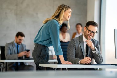 Çok ırklı iş adamlarının proje ekibi toplantı odasında birlikte çalışıyor. Çeşitli etnik çeşitlilikteki iş adamları ve yazılım geliştiricileri ofiste takım olarak çalışıyorlar.