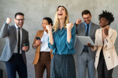Modern kurumsal ofiste hedeflerine ulaşan çok ırklı girişimciler ve iş adamlarından oluşan başarılı bir grup