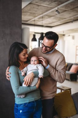 Aile, evlat edinme, bebek, ebeveynlik ve insan konsepti. Mutlu anne, yeni doğmuş bebeği olan baba.