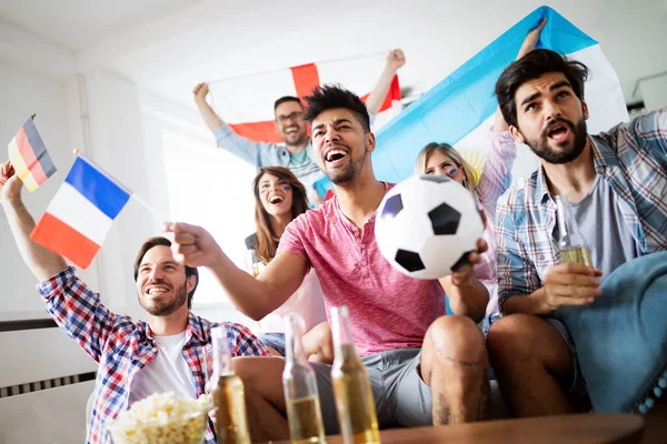 自宅でテレビでサッカーの試合に勝利を見ている友人のスポーツファンの多様なミックス 勝利のゴールを祝う — ストック写真