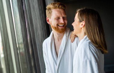 Mutlu, genç bir çift sağlıklı spa merkezinin tadını çıkarıyor. İnsanlar hafta sonunun, tatilin ve aşkın tadını çıkarıyorlar..