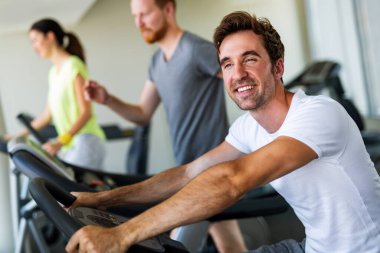 Sağlıklı kalmak için spor salonunda egzersiz yapan çok ırklı bir grup genç. Spor jimnastik arkadaşları konsepti.