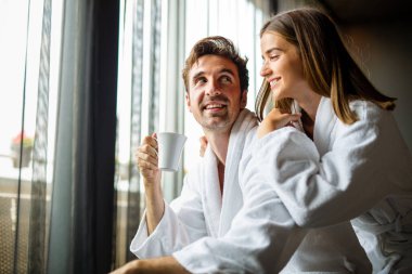 Rahatla, kahve iç ve spa 'da bir çiftle gülümse lüks, tatil ve romantizm için. Sağlık, kutlama ve tatil gezileri için otel tatil beldesinde mutlu erkek ve kadınla kahvaltı.