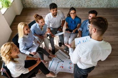 Sunum sırasında başarılı ve mutlu bir grup insan yazılım mühendisliği ve iş öğreniyor. Yetişkin eğitimi kavramı.