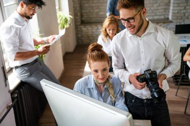 Dijital kameralı genç iş adamlarının ofis tasarımcılığında birlikte çalıştığı yaratıcı girişimin kapanışı.