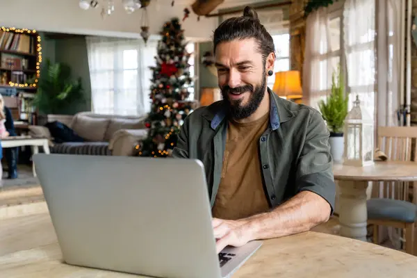 Junger Glücklicher Gutaussehender Hipster Mann Mit Laptop Hause Menschen Online — Stockfoto